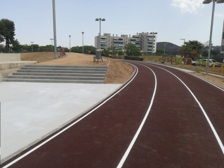 Ejecución de pista popular de atletismo en Calafell (Tarragona)